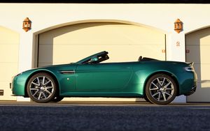 Превью обои aston martin, v8, vantage, 2011, зеленый, вид сбоку, авто, астон мартин