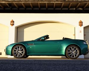 Превью обои aston martin, v8, vantage, 2011, зеленый, вид сбоку, авто, астон мартин