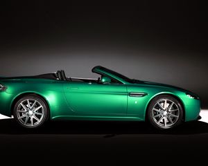 Превью обои aston martin, v8, vantage, 2011, зеленый, вид сбоку, стиль