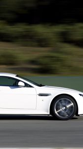 Превью обои aston martin, v8, vantage, 2011, белый, вид сбоку, авто, астон мартин, скорость