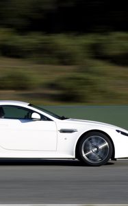 Превью обои aston martin, v8, vantage, 2011, белый, вид сбоку, авто, астон мартин, скорость