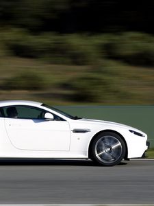 Превью обои aston martin, v8, vantage, 2011, белый, вид сбоку, авто, астон мартин, скорость