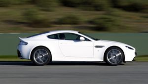 Превью обои aston martin, v8, vantage, 2011, белый, вид сбоку, авто, астон мартин, скорость