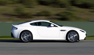 Превью обои aston martin, v8, vantage, 2011, белый, вид сбоку, авто, астон мартин, скорость