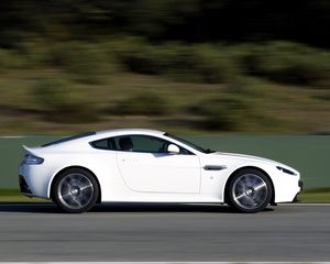 Превью обои aston martin, v8, vantage, 2011, белый, вид сбоку, авто, астон мартин, скорость