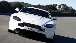 Превью обои aston martin, v8, vantage, 2011, белый, вид спереди, авто, астон мартин, асфальт