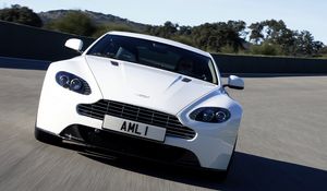 Превью обои aston martin, v8, vantage, 2011, белый, вид спереди, авто, астон мартин, асфальт