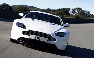 Превью обои aston martin, v8, vantage, 2011, белый, вид спереди, авто, астон мартин, асфальт