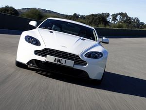 Превью обои aston martin, v8, vantage, 2011, белый, вид спереди, авто, астон мартин, асфальт