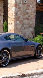 Превью обои aston martin, v8, vantage, 2009, серый, вид сбоку, спорт, астон мартин, здание