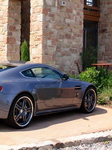 Превью обои aston martin, v8, vantage, 2009, серый, вид сбоку, спорт, астон мартин, здание