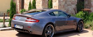 Превью обои aston martin, v8, vantage, 2009, серый, вид сбоку, спорт, астон мартин, здание