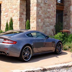 Превью обои aston martin, v8, vantage, 2009, серый, вид сбоку, спорт, астон мартин, здание