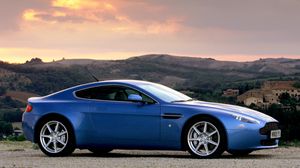 Превью обои aston martin, v8, vantage, 2005, синий, вид сбоку, авто, природа