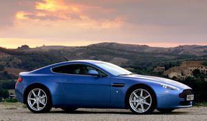 Превью обои aston martin, v8, vantage, 2005, синий, вид сбоку, авто, природа