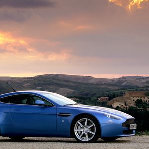 Превью обои aston martin, v8, vantage, 2005, синий, вид сбоку, авто, природа