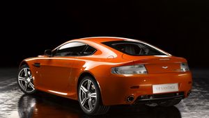 Превью обои aston martin, v8, vantage, 2008, оранжевый, вид сбоку, авто, отражение