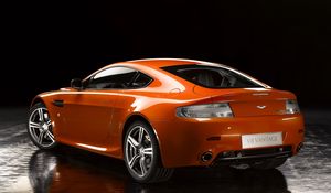 Превью обои aston martin, v8, vantage, 2008, оранжевый, вид сбоку, авто, отражение