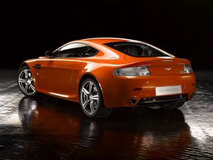 Превью обои aston martin, v8, vantage, 2008, оранжевый, вид сбоку, авто, отражение