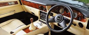 Превью обои aston martin, v8, vantage, 1977, салон, интерьер, руль, спидометр