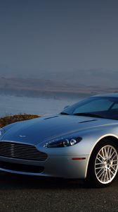 Превью обои aston martin, v8, vantage, 2008, серебряный, вид сбоку, авто, астон мартин, горы