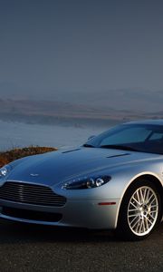 Превью обои aston martin, v8, vantage, 2008, серебряный, вид сбоку, авто, астон мартин, горы