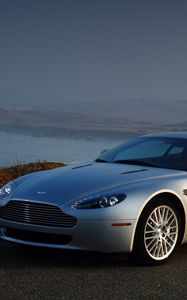 Превью обои aston martin, v8, vantage, 2008, серебряный, вид сбоку, авто, астон мартин, горы