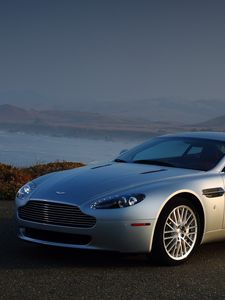 Превью обои aston martin, v8, vantage, 2008, серебряный, вид сбоку, авто, астон мартин, горы