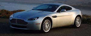 Превью обои aston martin, v8, vantage, 2008, серебряный, вид сбоку, авто, астон мартин, горы