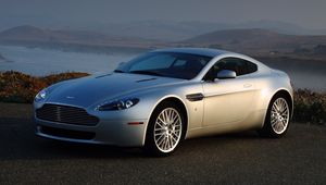 Превью обои aston martin, v8, vantage, 2008, серебряный, вид сбоку, авто, астон мартин, горы