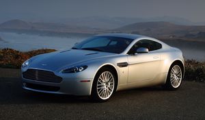 Превью обои aston martin, v8, vantage, 2008, серебряный, вид сбоку, авто, астон мартин, горы