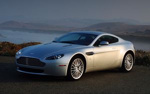 Превью обои aston martin, v8, vantage, 2008, серебряный, вид сбоку, авто, астон мартин, горы