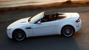 Превью обои aston martin, v8, vantage, 2008, белый, вид сбоку, кабриолет, астон мартин, скорость