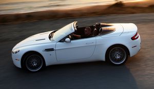 Превью обои aston martin, v8, vantage, 2008, белый, вид сбоку, кабриолет, астон мартин, скорость