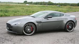 Превью обои aston martin, v8, vantage, 2005, серый, вид сбоку, авто, природа