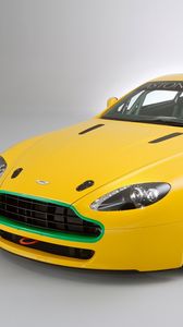 Превью обои aston martin, v8, vantage, 2007, желтый, вид спереди, стиль, авто