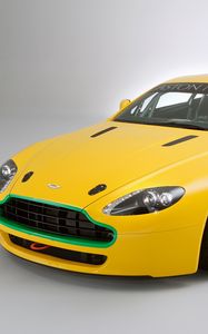 Превью обои aston martin, v8, vantage, 2007, желтый, вид спереди, стиль, авто