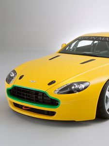 Превью обои aston martin, v8, vantage, 2007, желтый, вид спереди, стиль, авто