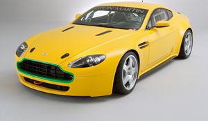 Превью обои aston martin, v8, vantage, 2007, желтый, вид спереди, стиль, авто