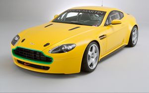 Превью обои aston martin, v8, vantage, 2007, желтый, вид спереди, стиль, авто