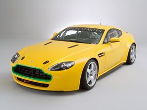 Превью обои aston martin, v8, vantage, 2007, желтый, вид спереди, стиль, авто