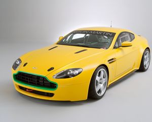 Превью обои aston martin, v8, vantage, 2007, желтый, вид спереди, стиль, авто