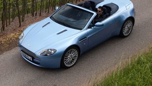 Превью обои aston martin, v8, vantage, 2008, голубой, вид сверху, кабриолет, стиль, природа