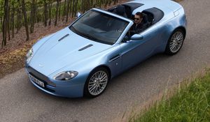 Превью обои aston martin, v8, vantage, 2008, голубой, вид сверху, кабриолет, стиль, природа