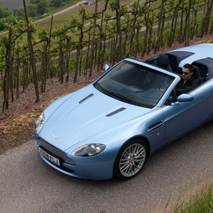 Превью обои aston martin, v8, vantage, 2008, голубой, вид сверху, кабриолет, стиль, природа