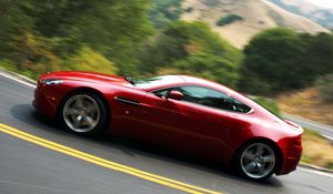 Превью обои aston martin, v8, vantage, 2008, красный, вид сбоку, стиль, астон мартин, асфальт