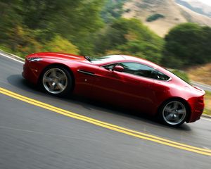 Превью обои aston martin, v8, vantage, 2008, красный, вид сбоку, стиль, астон мартин, асфальт