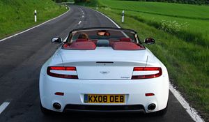 Превью обои aston martin, v8, vantage, 2008, белый, вид сзади, стиль, астон мартин, природа