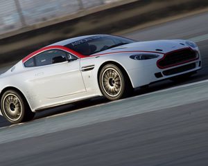 Превью обои aston martin, v8, vantage, 2009, белый, вид сбоку, авто, скорость