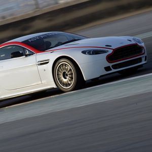 Превью обои aston martin, v8, vantage, 2009, белый, вид сбоку, авто, скорость